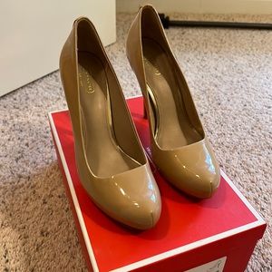Coach Pumps